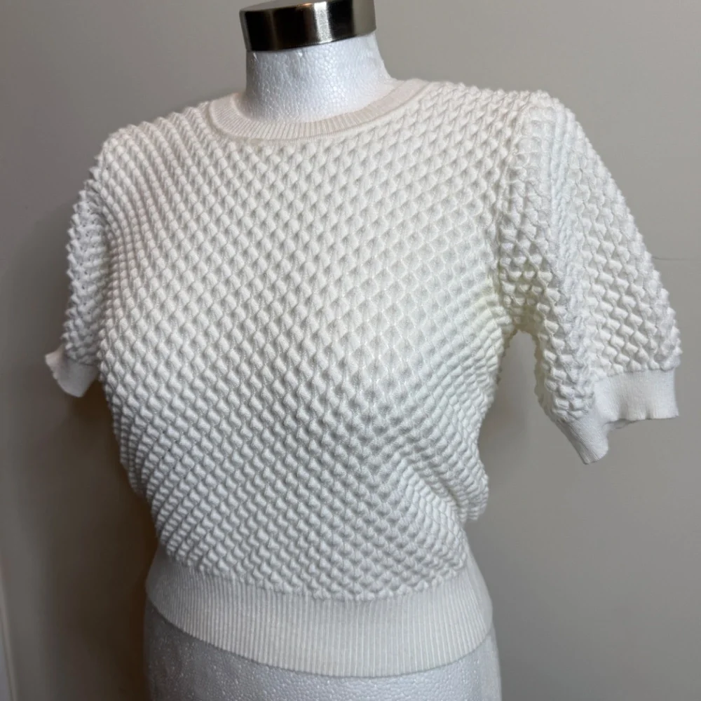 White top - Picture 3 of 5